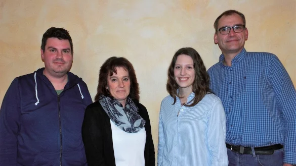 Gesch&auml;ftsf&uuml;hrer Matthias Meier, Vorsitzende Susanne M&uuml;ller, Kassenwartin Kira Milutinovic und Manfred Hinz als zweiter Vorsitzender (v.l.) haben jetzt die Verantwortung im Tr&auml;gerverein Dorfgemeinschaftshaus Rischenau &uuml;bernommen. - &copy; Achim Krause