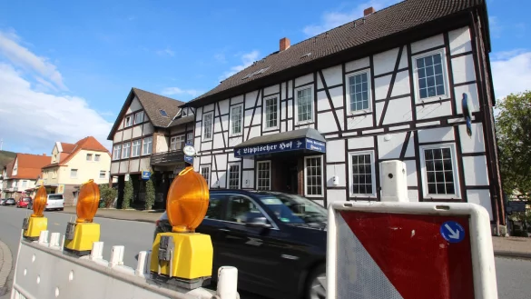 Leerstand an prominenter Stelle: Aus dem Ladenlokal (im linken Teil des Gebäudes) im nicht mehr genutzten „Lippischen Hof" in Hohenhausen ist jetzt auch die Bäckerei Pyka ausgezogen. - © Jens Rademacher