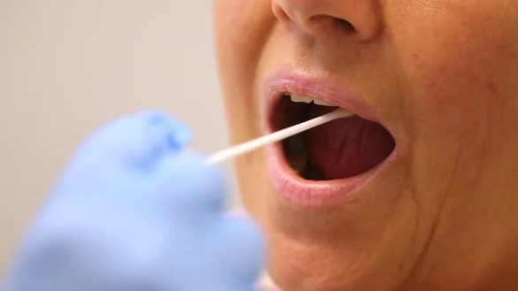 Abstrich f&uuml;r Corona-Test - &copy; Foto: Karl-Josef Hildenbrand/dpa