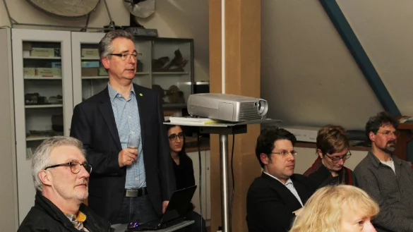 Alarmierende Botschaft: Hans Christian Markert (stehend) sieht die  Wasserqualit&auml;t nachhaltig in Gefahr. - &copy; Ruben Honermeyer