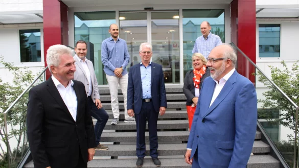 NRW-Minister Andreas Pinkwart (links) tauscht sich mit Thomas Sollich (rechts) aus. Im Hintergrund (von links) Carsten M&ouml;ller (FDP), Junior-Firmenchef Nicolas Sollich, Vertriebsleiter Ralf Sch&auml;ffer, Landtagsabgeordnete Martina Hannen und Michael Friedrich, kaufm&auml;nnischer Leiter. - &copy; Sandra Castrup