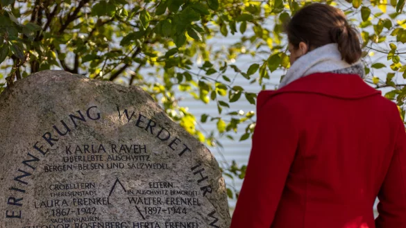 Der Gedenkstein vor der Karla-Raveh-Gesamtschule. - &copy; Jannik Stodiek