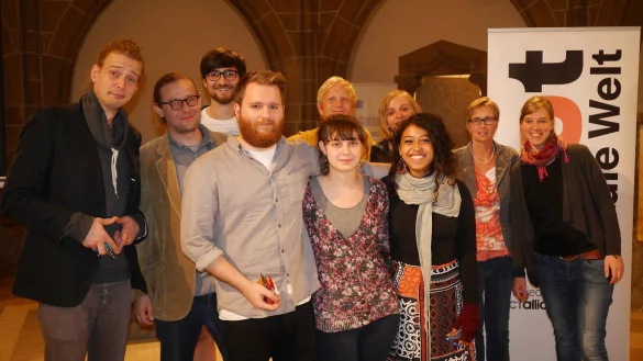 Die Finalisten Bj&ouml;rn G&ouml;gge (Essen), Fatima Talalini und &Ouml;zge Cakirbey (Dortmund, vorne von links) mit Sim Panse (Bremen), Bo Wimmer (Marburg), Martin Frank (Lemgo), Marc-Oliver Schuster "Katze" (Detmold), Luise Frentzel (Bochum) sowie Sabine Hartmann und Johanna Sch&auml;fer (hinten, von links). - &copy; Thomas Kr&uuml;gler