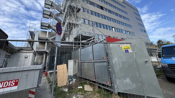 Der neue Treppenturm am Rathaus an der Rudolph-Brandes-Allee ist binnen vier Tagen aufgebaut worden. Er dient als Fluchtweg im Fall eines Falles. - © Sven Kienscherf