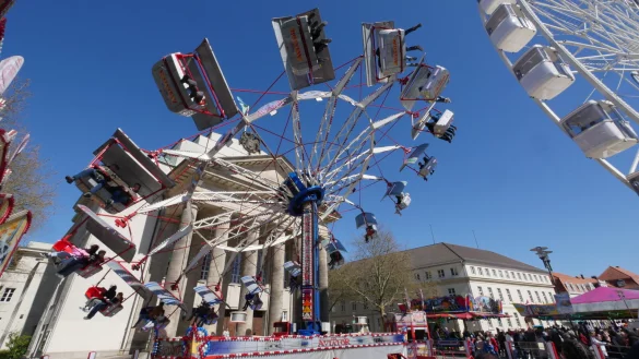 Der Aviator vor dem Landestheater wirbelt seine Passagiere ordentlich durch. - © Jost Wolf