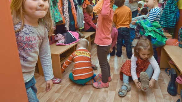 Mammutaufgabe: K&uuml;nftig soll es in NRW m&ouml;glich werden, dass Notbetreuung mit nur einer Fachkraft erlaubt ist. Experten sind &uuml;ber die Pl&auml;ne entsetzt. - &copy; picture alliance / ZB