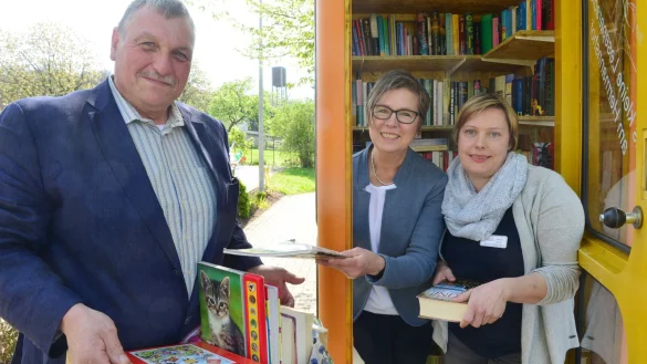 Nachschub: Thomas Oettermann, Hermannshof-Leiterin Vanessa Rüsing (rechts) und Stellvertreterin Ulrike Müller richten die Büchertauschbörse in Holzhausen-Externsteine ein. - © André Gallisch