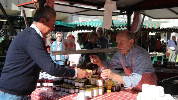 Morgens Wochenmarkt, danach kommt ab M&auml;rz der Abendmarkt alle zwei Monate in Lemgos gute Stube. Der soll noch mehr Lust zum Probieren und Verweilen bieten. - &copy; Archivfoto: Katrin Kantelberg