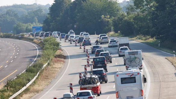 Dichtes Verkehrsaufkommen auf der A1 - &copy; Foto: Georg Wendt/dpa