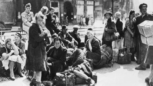 Flüchtlinge warten 1945 in Berlin auf ihren Abtransport. Rund 14 Millionen Deutsche waren im Zweiten Weltkrieg auf der Flucht, schätzen Historiker. Ein Großteil der Vertriebenen stammte aus Ostpreußen. - © DPA