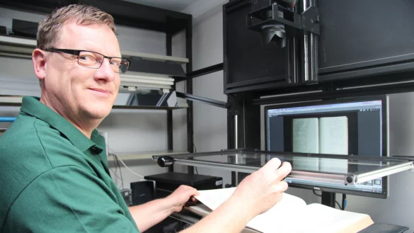 Er digitalisiert historische Dokumente: Volker Wetschera von "FamilySearch" an seinem Arbeitsplatz im Landesarchiv. Er hat in den vergangenen anderthalb Jahren 4000 Register fotografiert. - © Martin Hostert