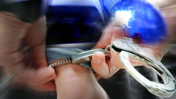 Weil ein Fastfood-Restaurant geschlossen hatte, verpr&uuml;gelte ein Bielefelder seine Begleiter. - &copy; SYMBOLFOTO: DPA