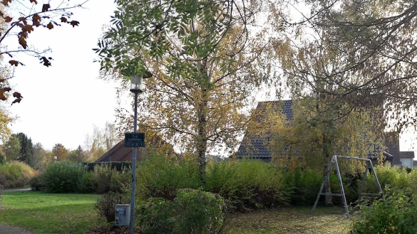Mittendrin: Der Spielplatz Diesterwegstra&szlig;e liegt dicht an den H&auml;usern. Junge Familien w&uuml;nschen eine Aufwertung der Anlage, &auml;ltere Anwohner m&ouml;chten den Platz schlie&szlig;en. Im St&auml;dtebaukonzept der Gemeinde ist eine Verlegung des Platzes an den Rand der Siedlung vorgeschlagen worden. - &copy; Thomas Dohna