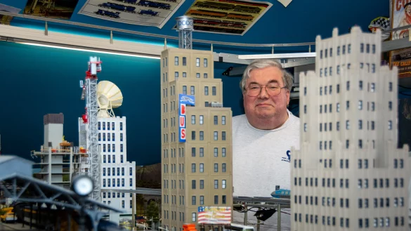 HNO-Arzt Dr. Volker Beckmann genie&szlig;t seinen Ruhestand. Modeleisenbahnen sind sein liebstes Hobby. - &copy; Raphael Bartling