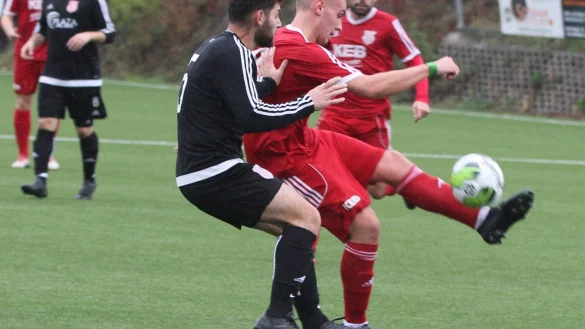 Torsch&uuml;tze des ersten Treffers: Der Barntruper Kieren Mc Carthy (am Ball) im Zweikampf mit Samet Uslu vom TSC Steinheim. - &copy; Sebastian Lucas