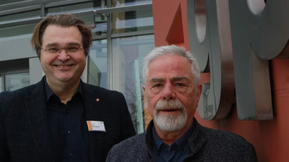 Glücklich: Chefarzt Dr. Ralf Marquard (links) und Geschäftsführer Karl-Eitel John freuen sich, dass das Land der Erweiterung zugestimmt hat. - © Martin Hostert