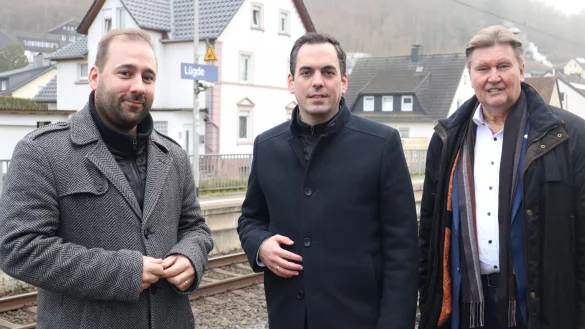 Bürgermeister Torben Blome (Mitte) und die beiden Bundestagsabgeordneten, Johannes Schraps (links) und Jürgen Berghahn, haben sich vor Ort ein Bild von der Situation gemacht. Im Hintergrund sieht man die Nähe der Gleise zur direkt anliegenden Wohnbebauung. - © Stadt Lügde