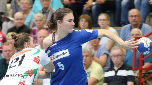 Trikotzerren im Spiel gegen G&ouml;ppingen: Blombergs Merle Heidergott l&auml;sst sich von Petra Adamkova nicht beeindrucken und leitet den Ball weiter. - &copy; Oliver K&ouml;nig