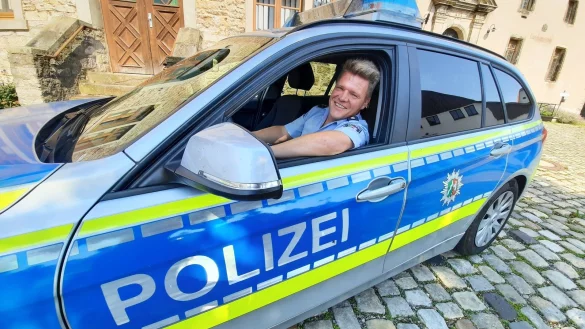 Polizeihauptkommissar Bernd Jacobsmeyer im Streifenwagen vor der Burg, wo er sein B&uuml;ro hat. - &copy; Michaela Wei&szlig;e