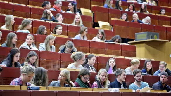 Alltag im H&ouml;rsaal: Studenten der Universit&auml;t Bielefeld und den anderen vier staatlichen Hochschulen in OWL profitieren von den Stipendien der Stiftung Studienfonds OWL. - &copy; Sarah Jonek