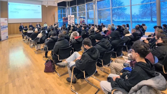 Erfahrene Ausbilder standen den Schulabgängern im großen Saal der IHK Lippe zu Detmold Rede und Antwort. - © IHK Lippe zu Detmold