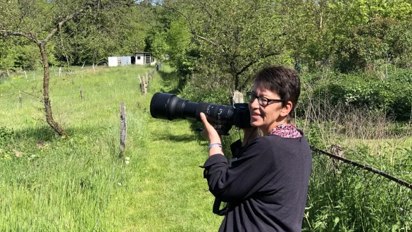 In ihrer Freizeit ist Martina Wortmann am liebsten in der lippischen Natur unterwegs, wie hier in den Kleing&auml;rten von Blomberg. Immer dabei hat die 56-J&auml;hrige ihre Kamera und das lichtstarke Teleobjektiv. - &copy; Silke Buhrmester