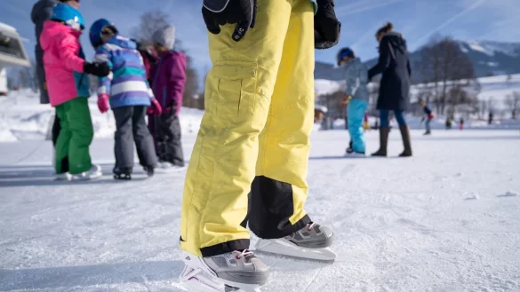 Ein Schlittschuhl&auml;ufer steht auf dem Eis - &copy; Foto: Florian Schuh/dpa-tmn