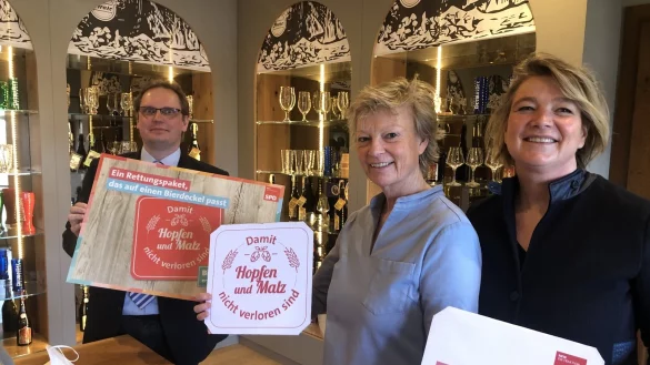 Dr. Dennis Maelzer hat nicht Eulen nach Athen, sondern Bierdeckel in die Brauerei getragen. Friederike (Mite) und Simone Strate hoffe auf Hilfe, stecken sie doch unverschuldet in der Krise. - &copy; Martin Hostert