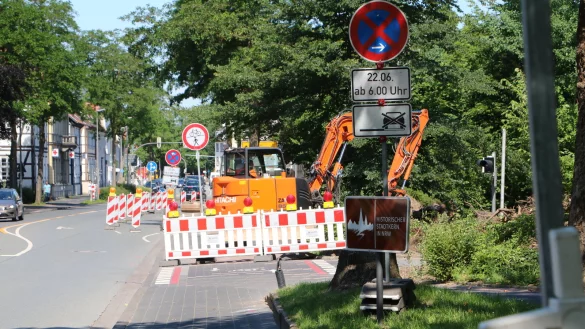 Gleich zwei Bagger machen sich zum Baustart am Rande der Hornschen Stra&szlig;e an die Arbeit. Das Foto entstand zum Baustellenstart am 23. Juni. - &copy; Archivfoto: Yvonne Glandien