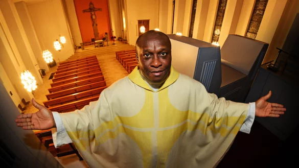 Dr. Viktor Anoka, Vikar im Pastoralverbund Bad Salzuflen und Priester in der St. Kiliansgemeinde in Schötmar, stammt aus Nigeria. - © Nicole Ellerbrake
