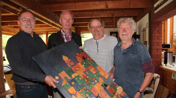 Schöne Arbeit aus dem Kunstunterricht: Die ehemaligen Lehrer (von links) Michael Hegge, Dieter Wellmeier, Udo Weber und Klaus Mai mit einer Arbeit von Siebtklässler, die inzwischen Mai aufhebt. - © Cordula Gröne