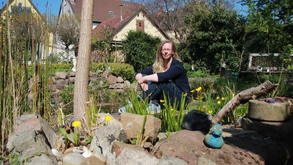 Im lang gestreckten Garten hinter ihrem Haus in der Altstadt sch&ouml;pft Christiane Thiel Kraft f&uuml;r den Wahlkampf. Im Sommer geht es auch bis zum Abk&uuml;hlen in den Teich. - &copy; Katrin Kantelberg