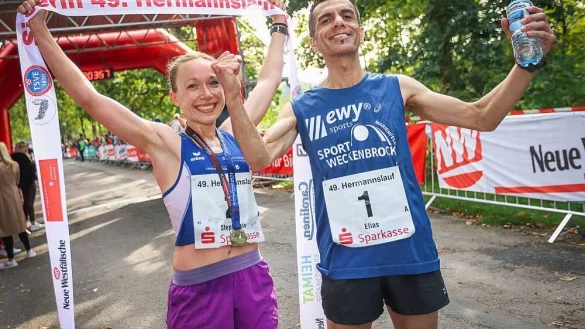 Stephanie Strate, die schnellste Frau beim Hermannslauf 2021, und Elias Sansar, der den Kultlauf zum 13. Mal gewonnen hat. - © Sarah Jonek