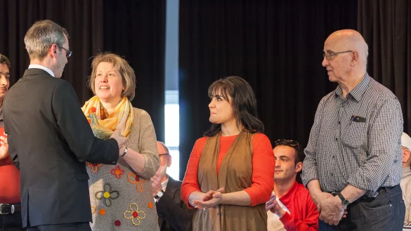 Ausgezeichnete Zusammenarbeit: B&uuml;rgermeister J&ouml;rg Bierwirth &uuml;berreicht im Saal der Dom&auml;ne Schieder die goldene Friedenstaube an Dr. Claudia Theis (von links), Lana Abdo und Bernd Munko. - &copy; Torben Gocke