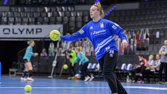Rechtsaußen Emelyn van Wingerden greift weiter für den Handball-Bundesligisten HSG Blomberg-Lippe zum Ball. - © Marco Wolf