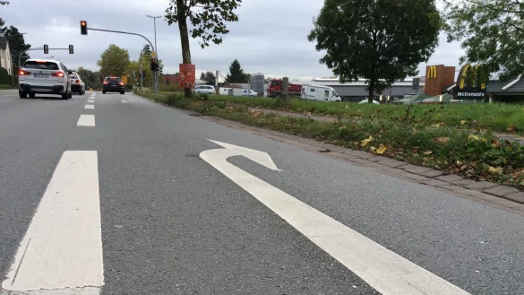 Neuralgischer Knotenpunkt: K&uuml;nftig sollen Autofahrer an der McDonalds-Kreuzung auch auf der Rechtsabbieger-Spur geradeaus gen Innenstadt (Herforder Stra&szlig;e) fahren d&uuml;rfen. Die Abfahrt zum Isringhausen-Ring (rechts) bekommt einen zus&auml;tzlichen, gelben Geradeaus-Pfeil. - &copy; Till Brand