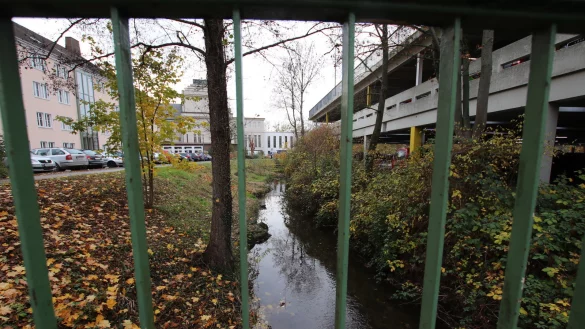 Am Parkhaus Lustgarten in der Detmolder Innenstadt flie&szlig;t die Werre entlang. - &copy; Patrick Bockwinkel