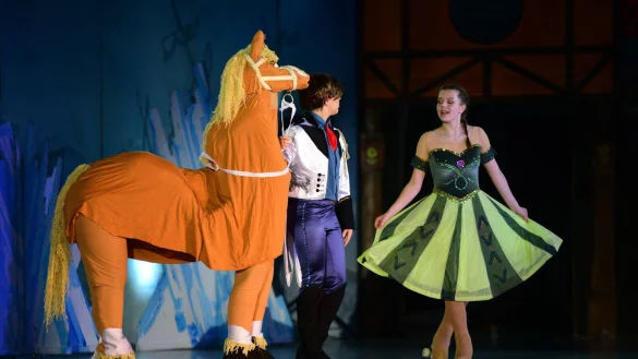 Beim Rollkunstlauf-Musical &bdquo;Die Eisk&ouml;nigin" trifft die unter der Einsamkeit im Schloss leidende Prinzessin Anna auf Prinz Hans, der mit dem Pferd unterwegs ist. - &copy; Nicole Ellerbrake