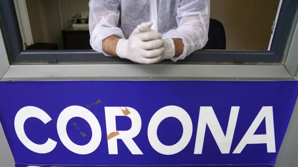 Trotz hoher Corona-Zahlen hat sich die Regierung dazu entschieden, dass Tests nicht mehr kostenfrei sind. Dennoch ist nach wie vor Vorsicht geboten. - &copy; Marcus Brandt/dpa