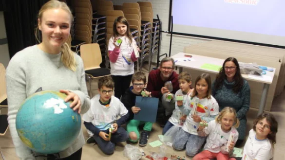 Chantal Marohn zeigt auf einem Globus, wie gro&szlig; der Plastikteppich im Pazifik ist. Die Kinder (von links) Bastian (12), Chiara (10), Jamie (11), Leo (9), Elisabeth (8), Helena (8) und Stella (9) sind sich sicher, dass sie in Zukunft M&uuml;ll vermeiden wollen und freuen sich &uuml;ber ihre neue Bambuszahnb&uuml;rste. Die Erzieher Thomas Sievert und Corinna Szabo begleiten das Nachhaltigkeitsprojekt.&nbsp; - &copy; Michaela Wei&szlig;e