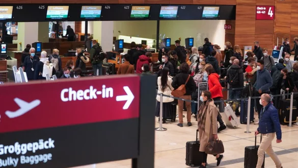 Weihnachts-Reiseverkehr am Flughafen BER - &copy; Foto: Joerg Carstensen/dpa