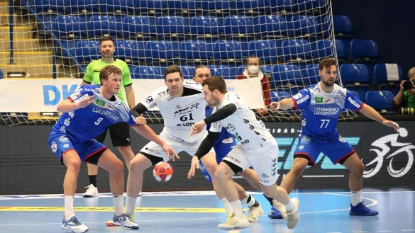 Kiels Miha Zarabec sucht hier eine L&uuml;cke im starken Lemgoer Deckungsverbund um (von links) Jonathan Carlsbogard, Marcel Timm und Dani Baijens. - &copy; Paul Cohen