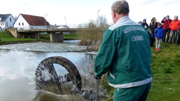 Die Dechen bringen die Osterr&auml;der in der Emmer zu Wasser. - &copy; Rudi Rudolph