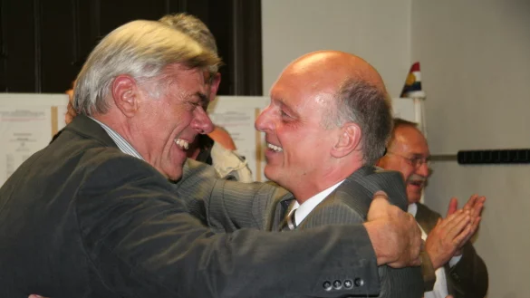 Umarmung f&uuml;r den frisch gebackenen B&uuml;rgermeister: Klaus Geise (rechts) wird von seinem langj&auml;hrigen Parteigenossen Rolf Schl&uuml;ter zur Wiederwahl begl&uuml;ckw&uuml;nscht.&nbsp; - &copy; Marianne Schwarzer