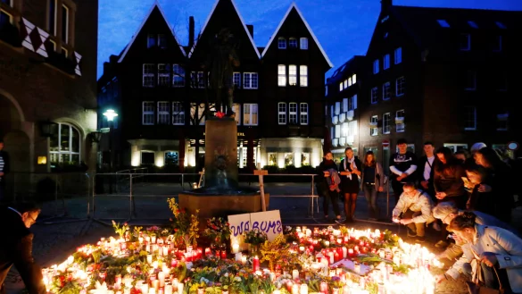 Kerzen stehen am Ort der Amokfahrt in M&uuml;nster. - &copy; Archivfoto: Ina Fassbender/dpa