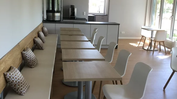 Das Caf&eacute; ist eingerichtet, aber noch nicht in Betrieb. Foto: Till Brand - &copy; Till Brand