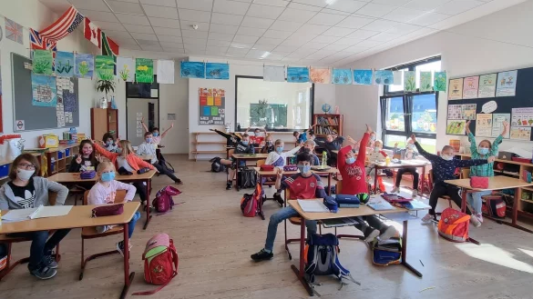 Die Klasse 4a an der AHF in Detmold freut sich &uuml;ber die R&uuml;ckkehr in den Pr&auml;senzunterricht mit voller Mannschaft. - &copy; Yannick Sonntag