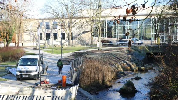 Die Arbeiten zwischen hinterem Kurparkeingang, Konzerthalle und Bleichstra&szlig;e laufen. Das Pflaster liegt, die Ergebnisse lassen sich schon erahnen. Doch noch ist der Bereich abgesperrt. - &copy; Alexandra Schaller