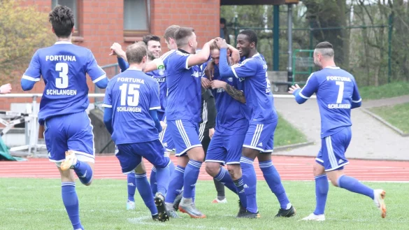 Hier feiert er ein Tor mit Schlangen: Mamadou Diallo (Zweiter von rechts) wechselt zum Post-TSV Detmold. - &copy; Sebastian Lucas