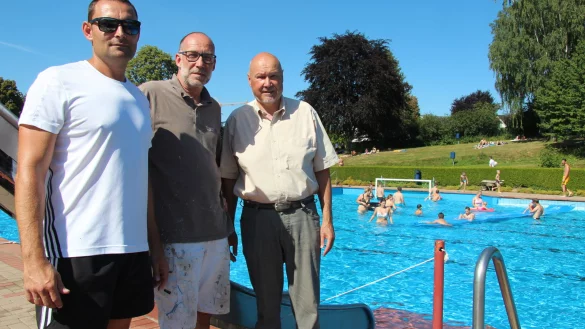 Gemeinsam f&uuml;rs Freibad: (v.l.) Schwimmeister Marcus Riesmeier sowie Stefan Dubat und Heinrich Korbach vom Freibadverein sind ein eingespieltes Team. - &copy; Yannick Sonntag